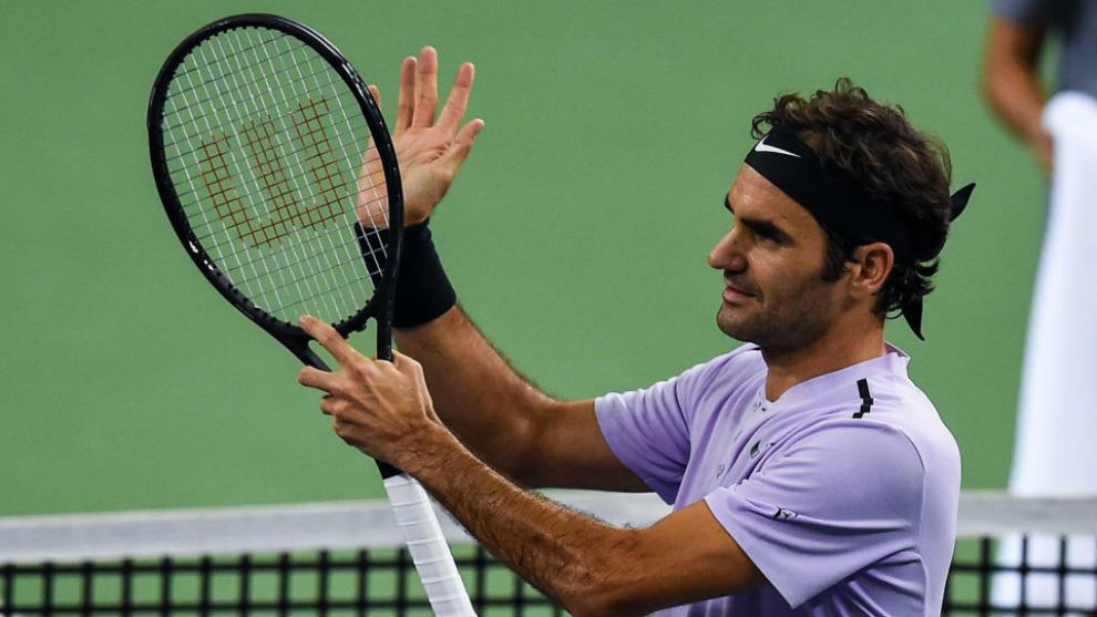 Federer aplaude con la raqueta