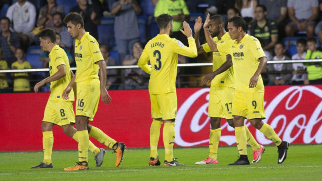 Los jugadores del Villarreal se felicitan durante el partido contra el...