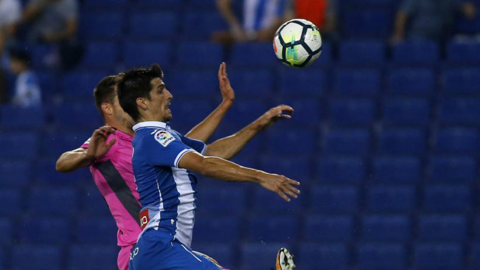 Gerard Moreno pugna por un baln en el partido contra el Levante.