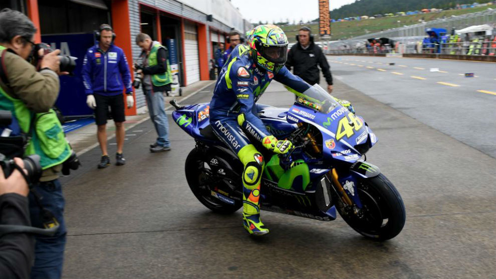 Rossi, saliendo de su garaje en Motegi
