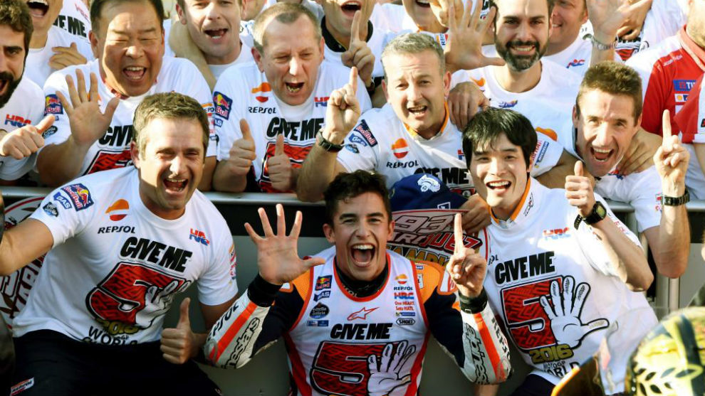 Mrquez, celebrando con su equipo el ao pasado en Japn su tercer ttulo de MotoGP.