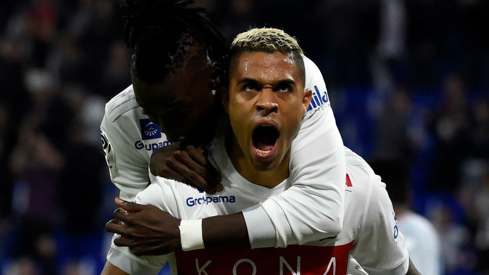 Mariano celebra uno de sus goles en Lyon