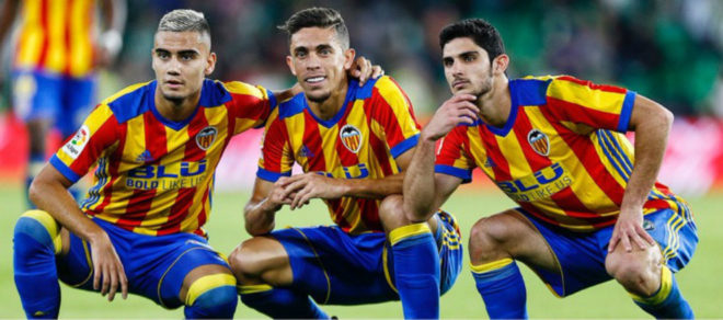 Pereira, Gabriel y Guedes celebran el sexto gol del Valencia.