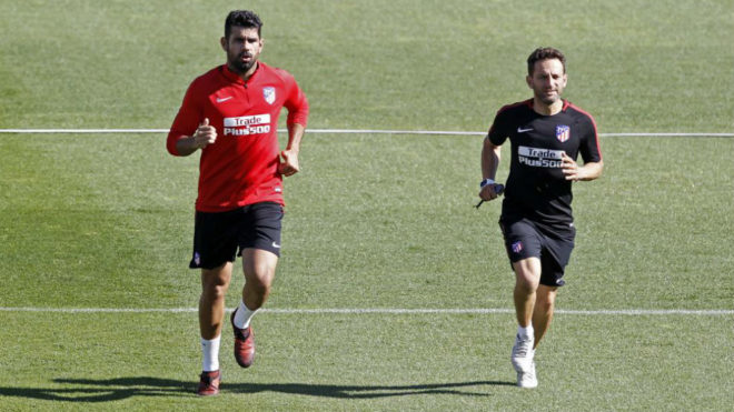 Diego Costa corre junto a Carlos Menndez en un entrenamiento.