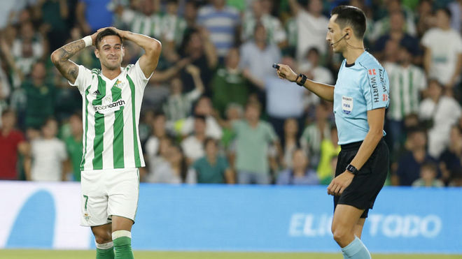 Sergio Len se lamenta junto al rbitro del Betis-Valencia.