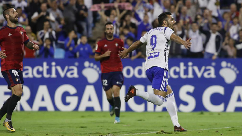 Borja Iglesias celebra su ltimo gol de penalti ante Osasuna.