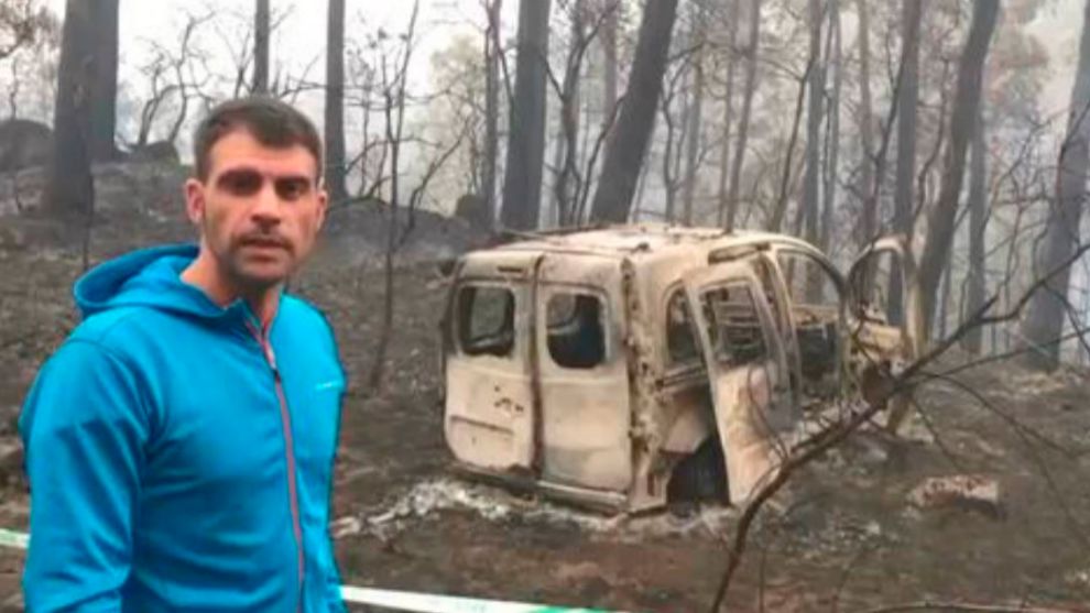 scar Pereiro contemplando los destrozos del incendio en Galicia