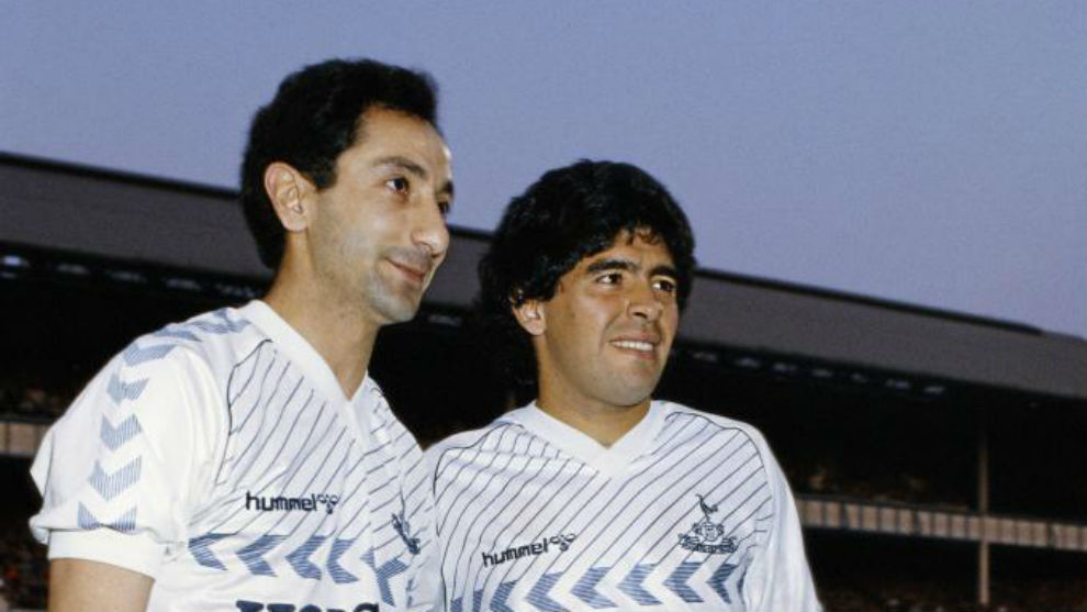 Maradona posa junto a Ardiles antes del partido