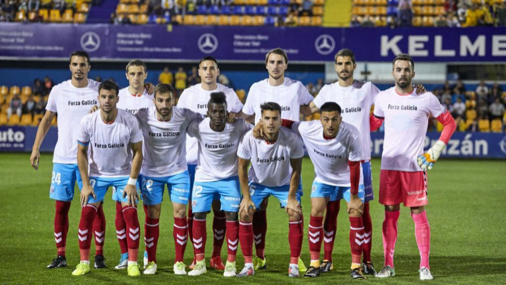El Lugo posa con la camiseta de apoyoa Galicia antes del partido