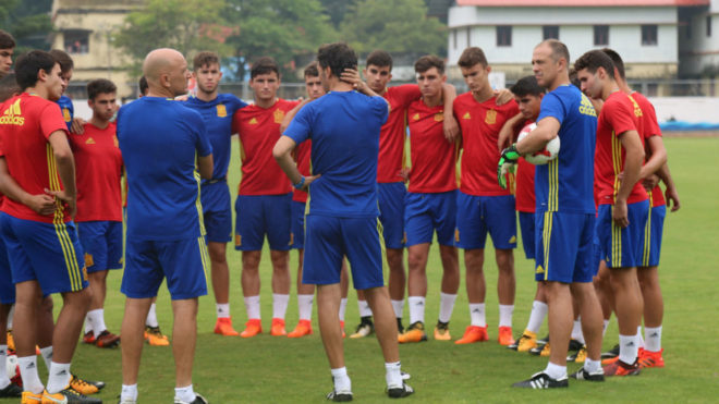 Santi Denia se dirige a sus jugadores en un entrenamiento.