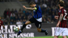 Icardi marca el segundo gol del Inter contra el Milan.