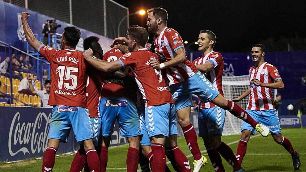 Los jugadores del Lugo celebran el gol de Ignasi Miquel en Santo...