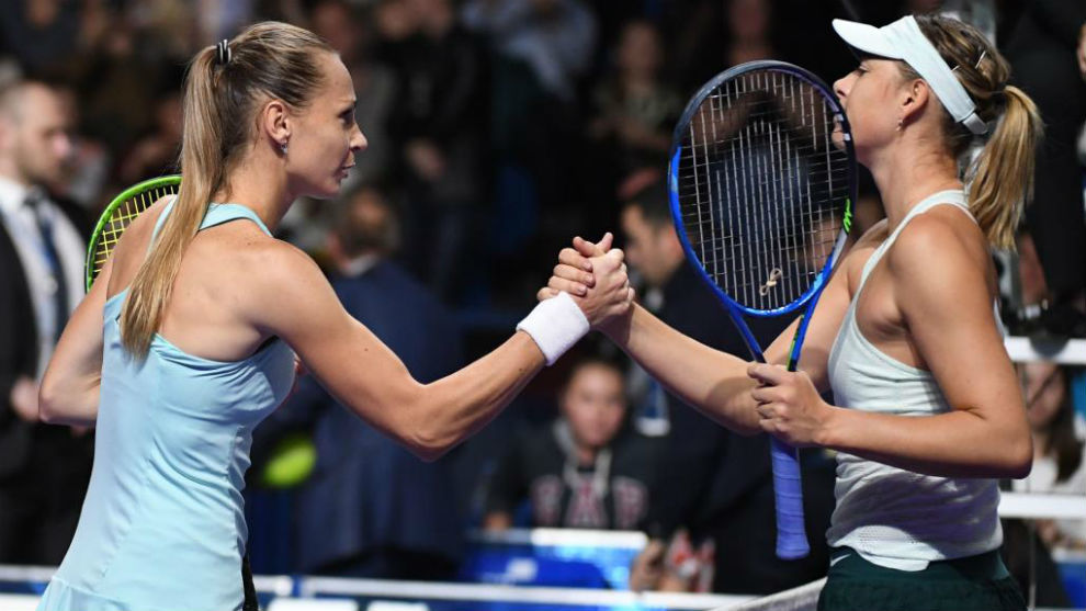 Rybarikova y Sharapova estrechando la mano tras el partido.