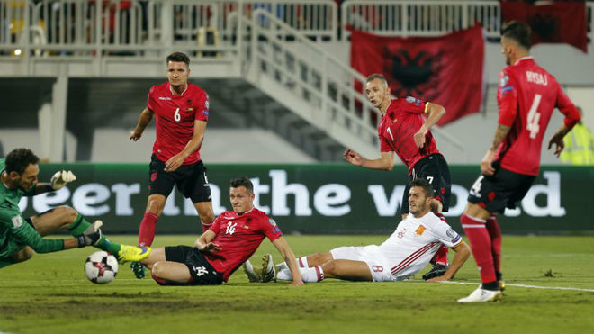 Koke intenta marcar ante Agolli y otros jugadores de Albania.