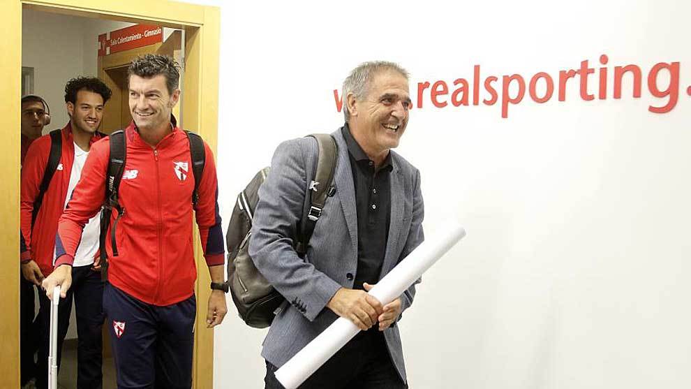 Paco Herrera, entrando en las instalaciones del club asturiano