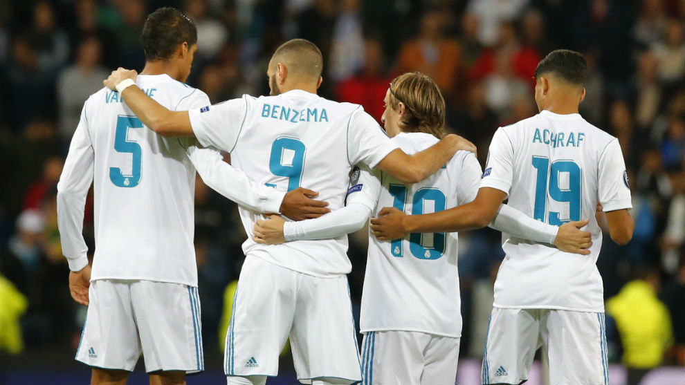 Varane, Benzema, Modric y Achraf se abrazan antes del comienzo del...