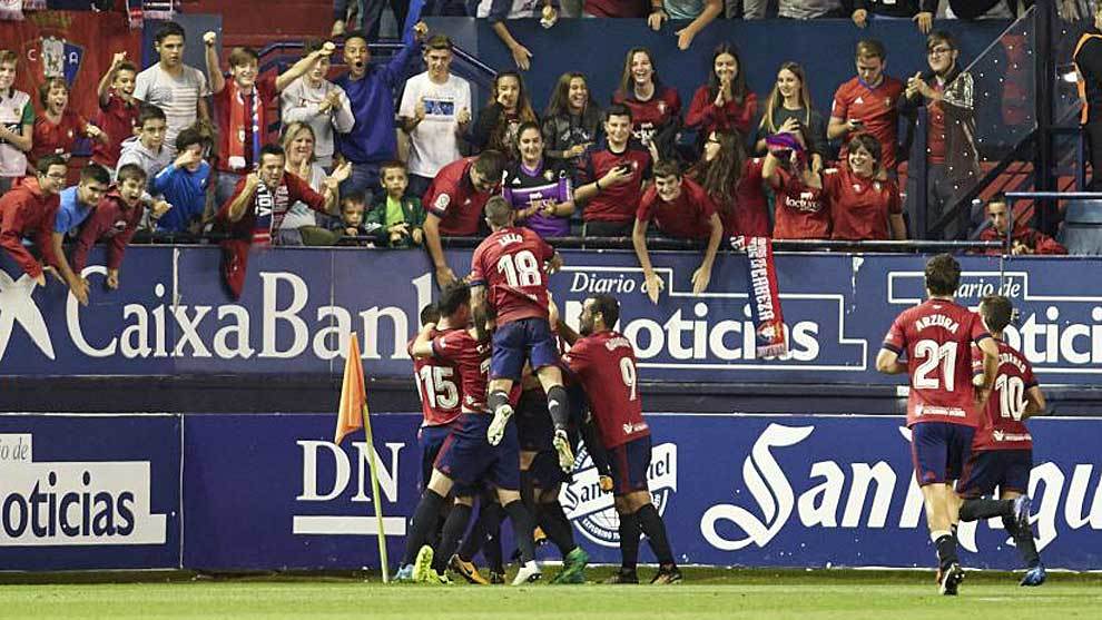 Los jugadores de Osasuna celebran el reciente gol de Torr al...