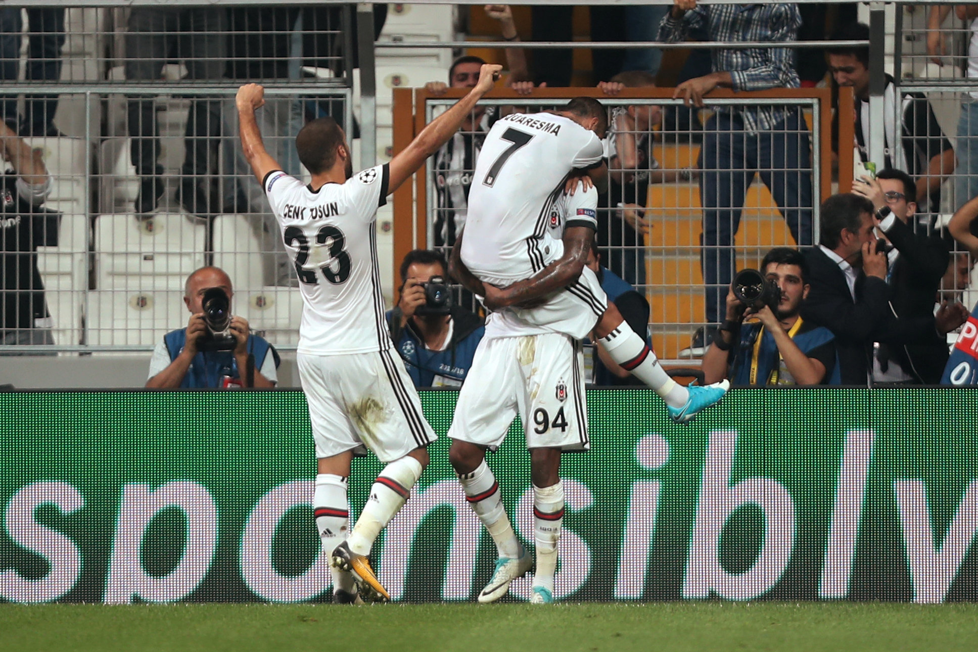 Jugadores del Besiktas festejan un gol anotado en el partido contra el...