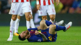 Messi se duele contra Olympiacos.