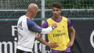 Zidane charla con Achraf en un entrenamiento