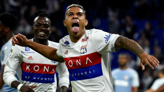 Mariano celebra un gol con el Lyon