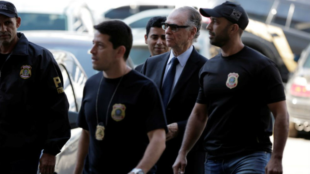Nuzman custodiado por policias brasileos en la entrada al juzgado