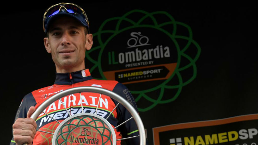 Vicenzo Nibali posa con su trofeo de campen del Giro de Lombarda.