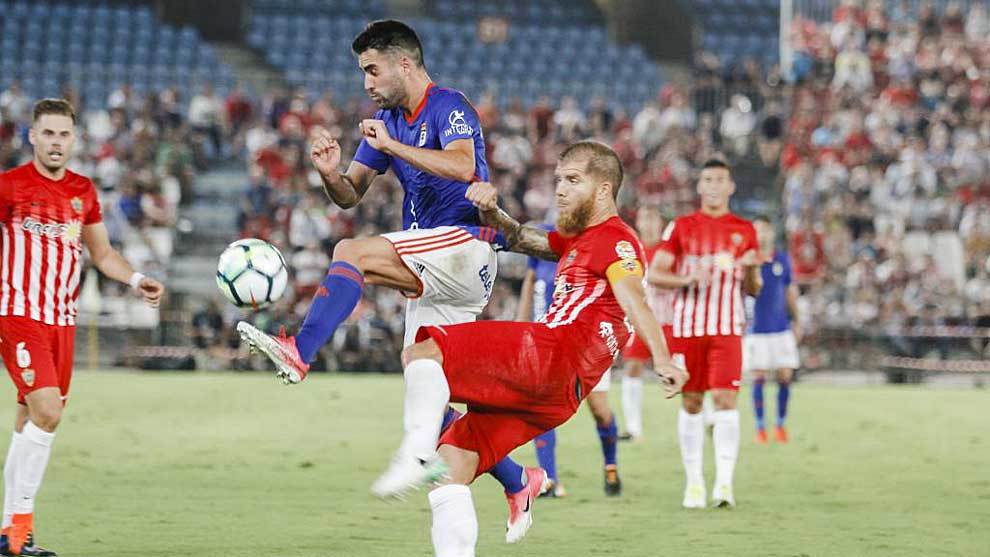 Johannesson disputa el balón con Morcillo en el Almería-Oviedo