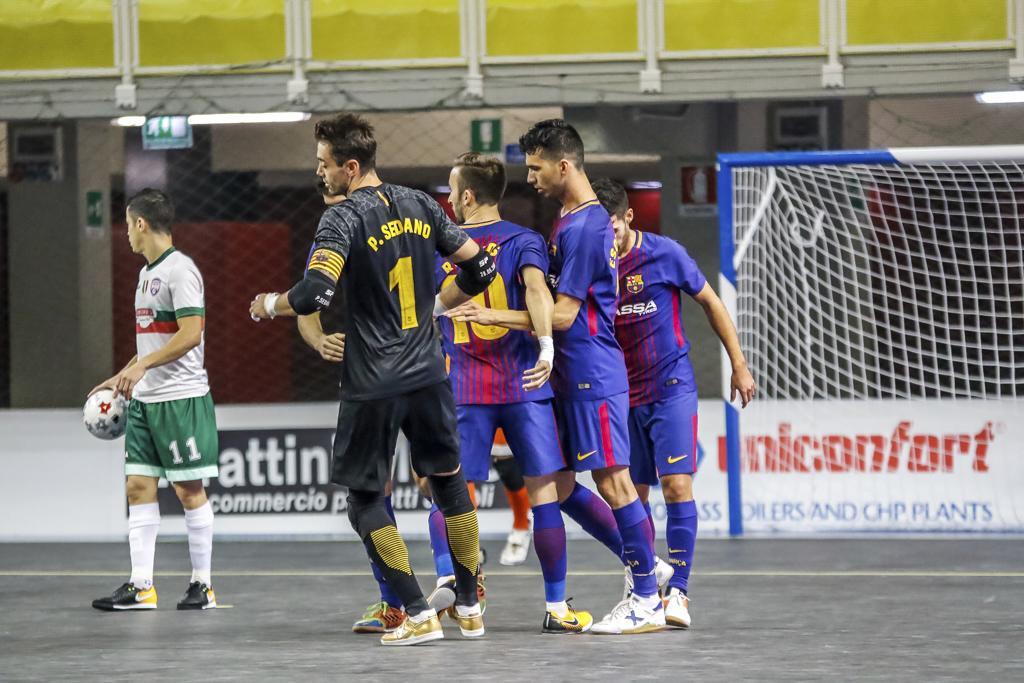 Los jugadores del Barcelona festejan tras marcar ante el Luparense