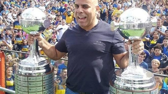 Mauricio Serna posa con las dos copas Libertadores que gan con Boca...