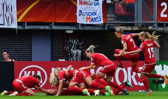 La seleccin danesa celebra un gol durante la Eurocopa de Pases...