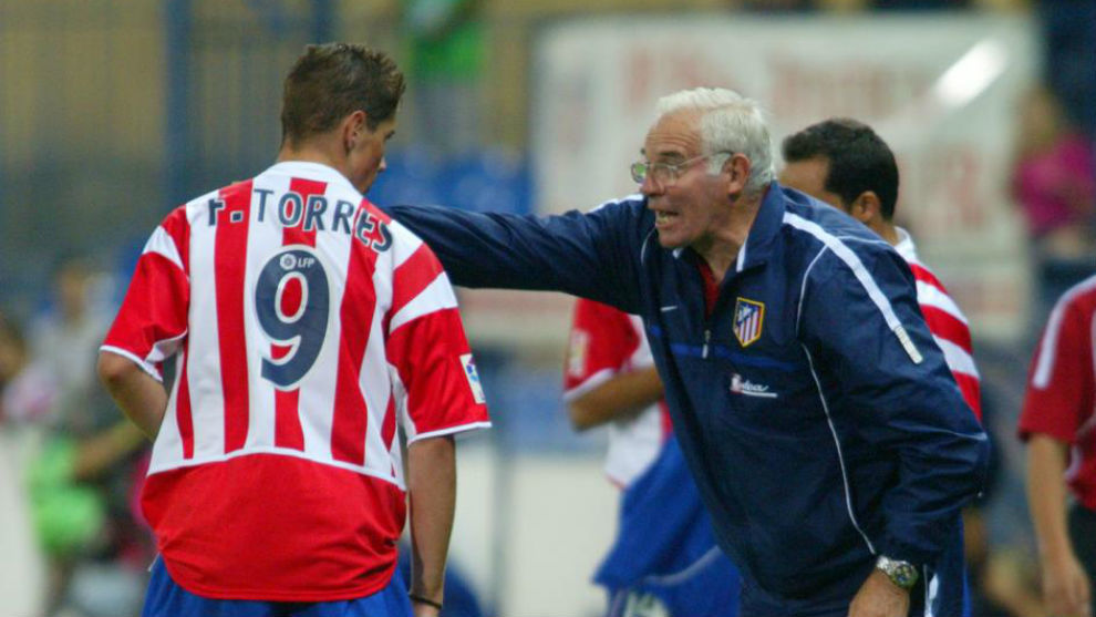 Torres recibe instrucciones de Aragons en un partido en el...