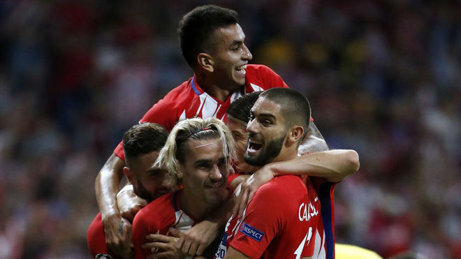Correa y Carrasco, junto con Griezmann, celebran un gol.