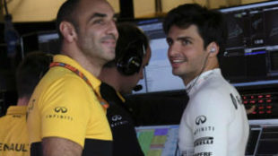 Sainz y Abiteboul, sonrientes tras la primera jornada del espaol en...