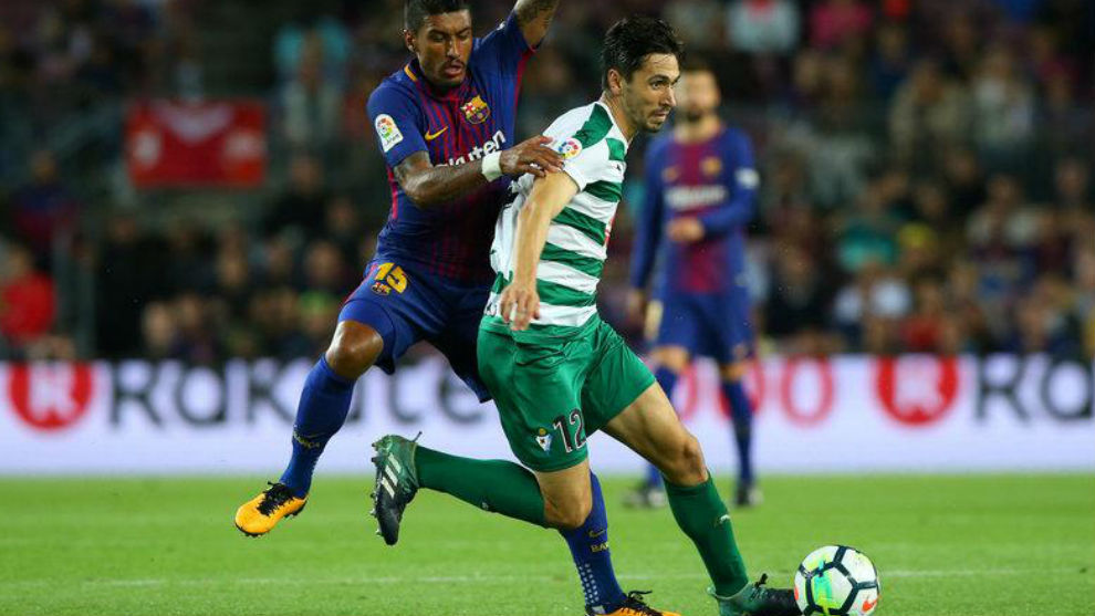 Oliveira protege el baln ante Paulinho