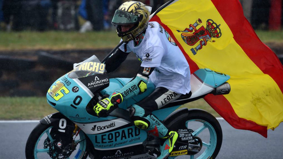 Joan Mir, con la bandera espaola tras ganar el ttulode Moto3