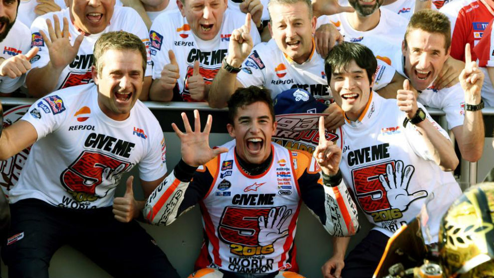 Marc Mrquez celebra su ttulo de campen de MotoGp 2016 en Motegi