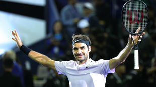 Federer levanta los brazos