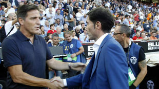 Marcelino y Berizzo se saludan antes del Valencia-Sevilla en Mestalla.