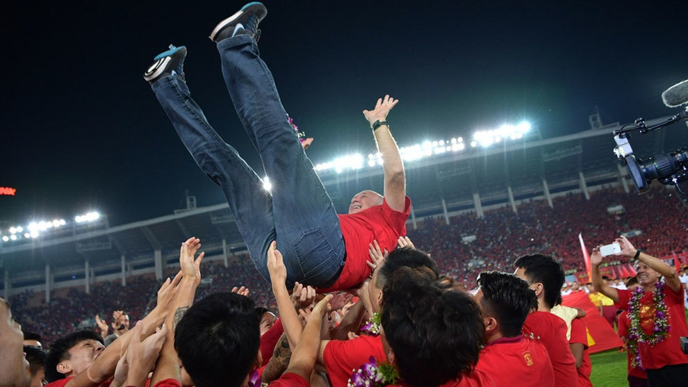 Scolari es levantado por sus jugadores en el estadio de Tianhe tras la...