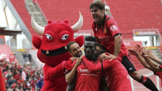 Los jugadores del Mallorca celebran el gol de Lago Junior
