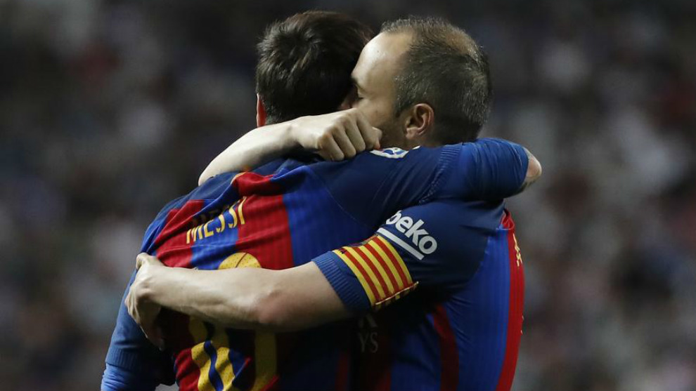 Messi e Iniesta se abrazan en el Clsico liguero de la temporada...