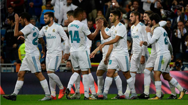 Los jugadores del Real Madrid celebran el gol de Asensio