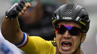 Dylan Groenewegen celebra su triunfo en una etapa del Tour de Francia...