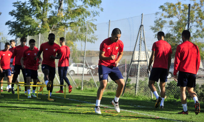 Varios jugadores del Sevilla, en el entrenamiento de este lunes.