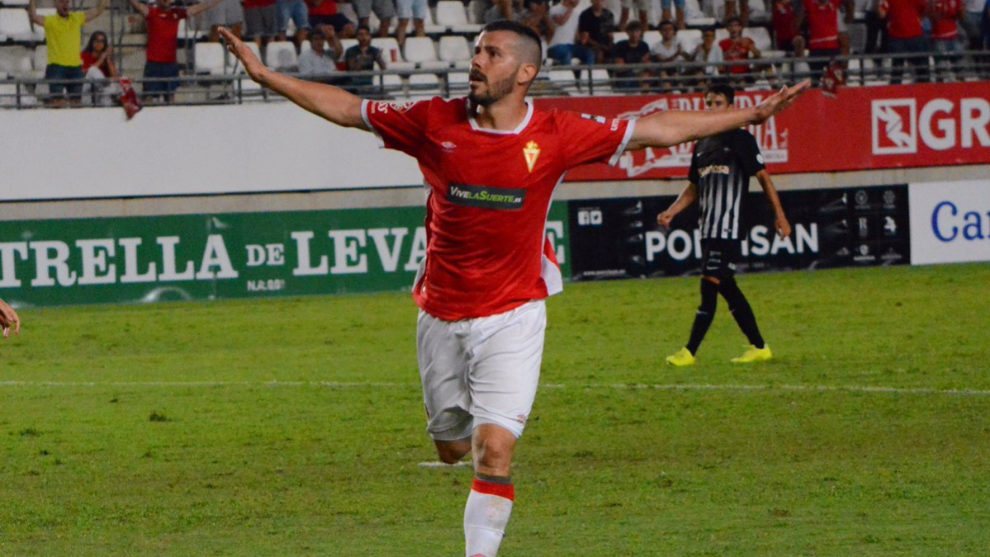 Vctor Curto celebra un gol con el Murcia.