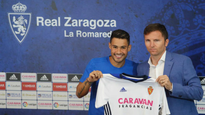 Vinicius posa con Lalo en su presentacin con el Zaragoza.