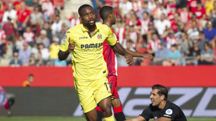 Bakambu celebra un gol con la camiseta del Villarreal.