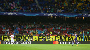 Pancarta exhibida en el Camp Nou durante el partido contra Olympiacos.