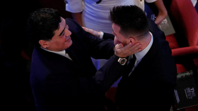 Maradona y Messi, durante la gala The Best 2017.